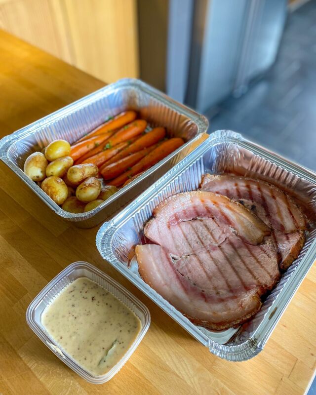 Tranche de porchetta grillée au kamado, jeunes carottes, pomme de terre rissolées, sauce moutarde #porchetta #kamado #homemadefood
