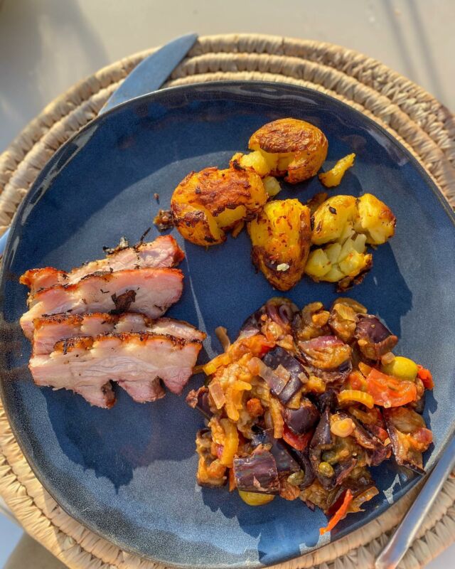 Poitrine de porc lentement mijotée au kamado, caponata, pommes de terres rôties #poitrinedeporc #kamado #caponata #homemadefood