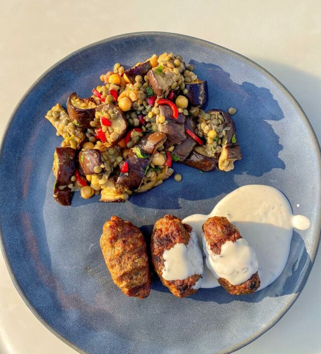 Keftas grillés au kamado, salade de pois chiches, lentilles et aubergines #keftas #saladepoischiche #homemadefood