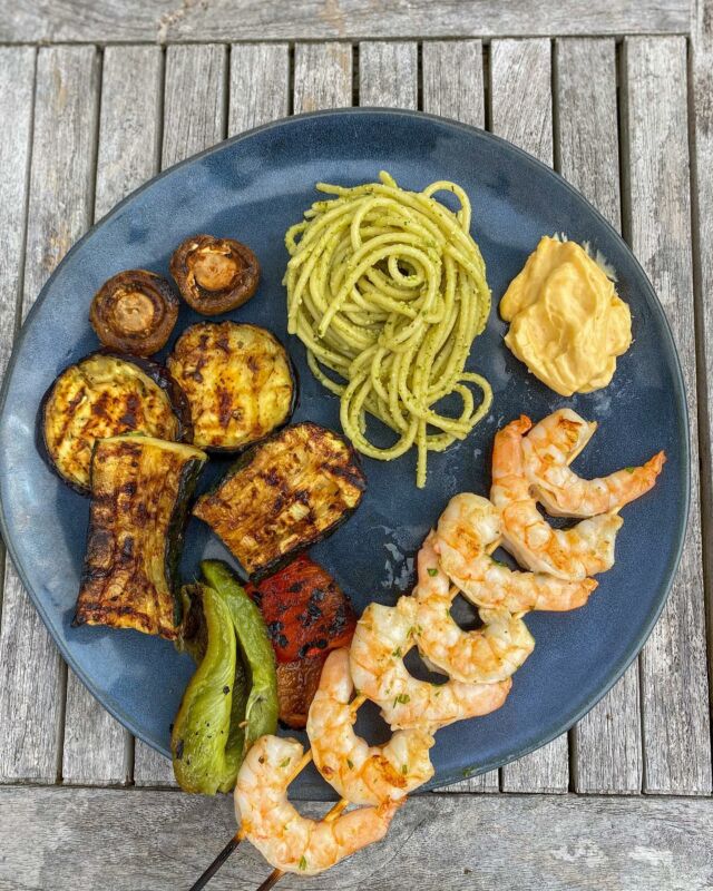 Brochettes de scampis grillés au kamado, légumes grillés, pâtes au pesto #kamado #scampis #homemadefood