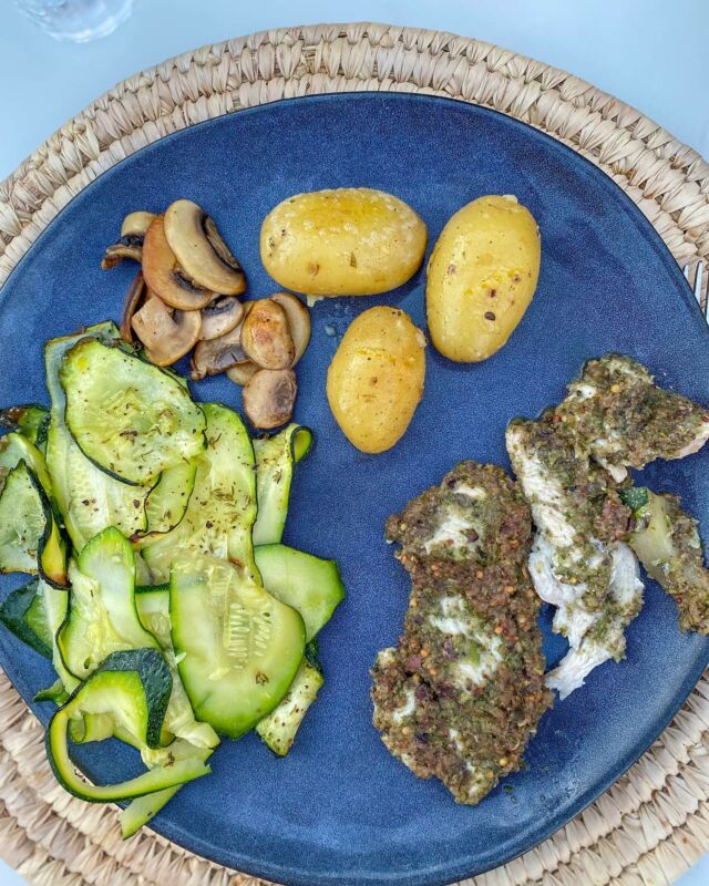 Aiguillettes de poulet, pesto courgettes-romarin, pommes de terre natures #homemadefood