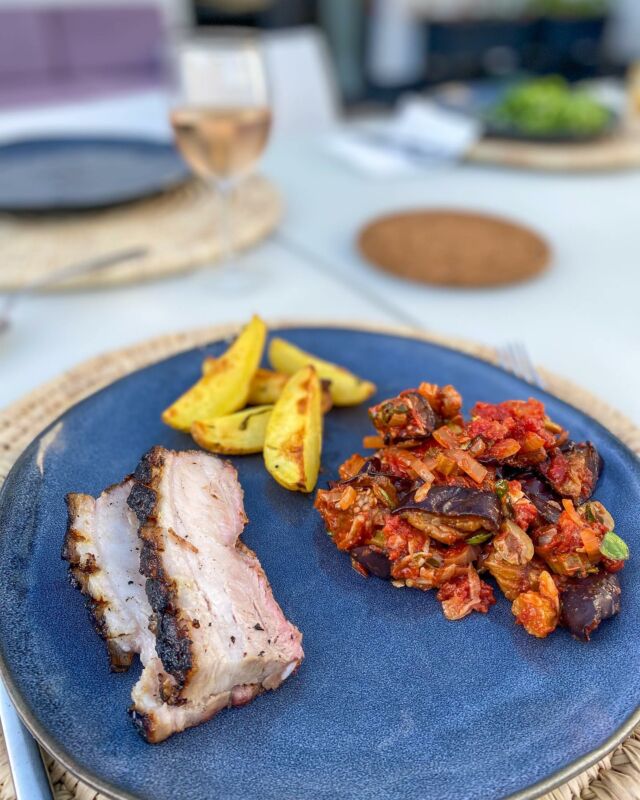 Poitrine de porc lentement mijotée, pommes de terre rôties, caponata #kamado #caponata #homemadefood