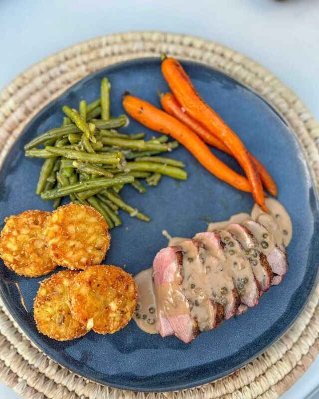 Magret de canard grillé au kamado, sauce au poivre vert haricots verts, carottes, rostis #magretdecanard #sauceaupoivre #homemadefood