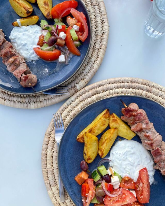 Souvlakis de porc, tzatziki, salade grecque, pommes de terres rôties #souvlaki #tzatziki #saladegrecque #homemadefood