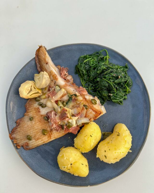 Aile de raie au jambon italien, chicons, câpres et citrons, pomme de terre nature, épinards et artichauts #ailederaie #homemadefood