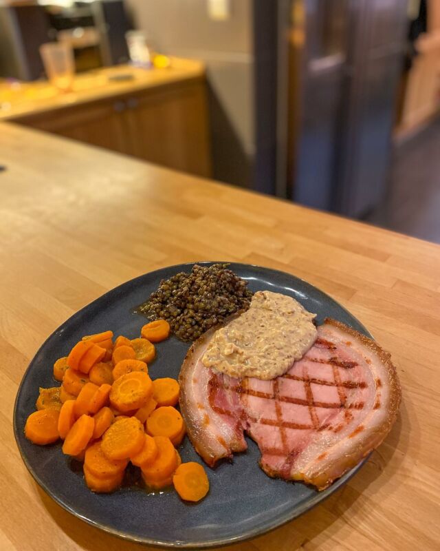 Tranche de porchetta grillée au kamado, sauce à la moutarde, carottes, lentilles #porchetta #kamado #lentilles