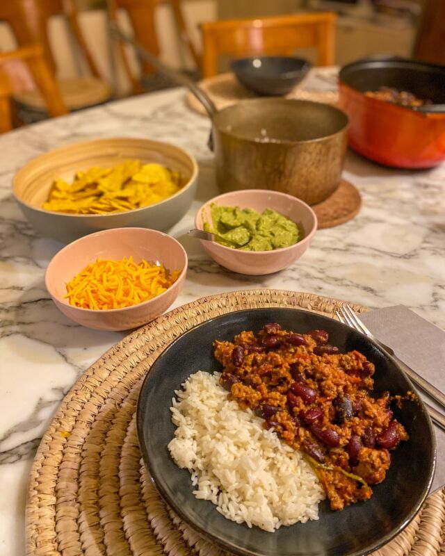 Chili con carne, guacamole, cheddar, nachos, riz blanc #chili #homemadefood