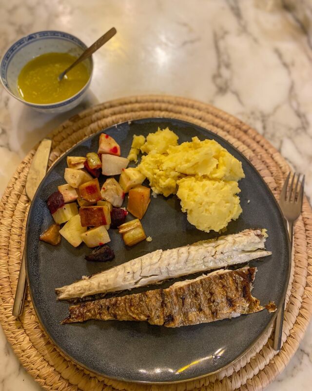 Bar grillé au kamado, légumes racines, purée #bargrille #kamado #legumesracines #homemadefood