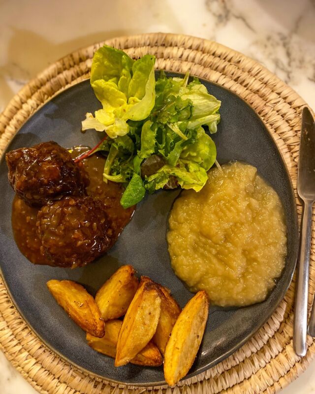 Boulets à la liégeoise, pommes de terres sautées, compote et salade #bouletsliegeois #homemadefood