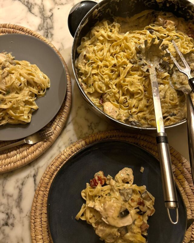 Blanc de poulet, tagliatelles à la crème, aubergines et tomates séchées #homemadefood #pasta