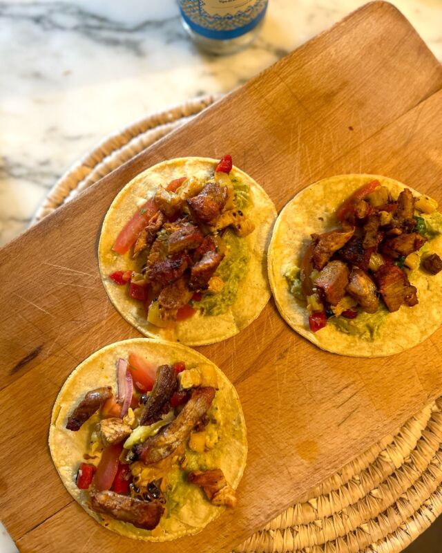 Tacos de porc al pastor, salade de maïs et ananas à la mexicaine, salsa de tomates, guacamole 🌮 #tacos #homemadefood #waterloo