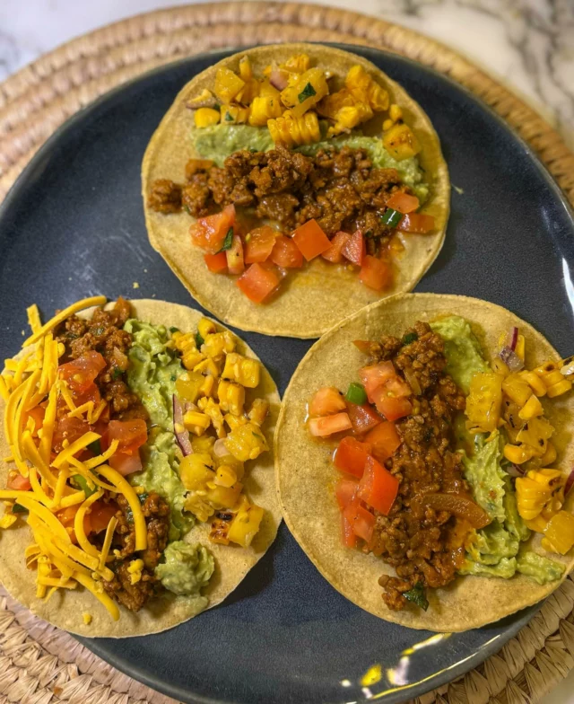 Tacos de bœuf épicé, salade d’ananas et de maïs grillé, salsa de tomates, guacamole, cheddar #tacos #homemadefood #waterloo