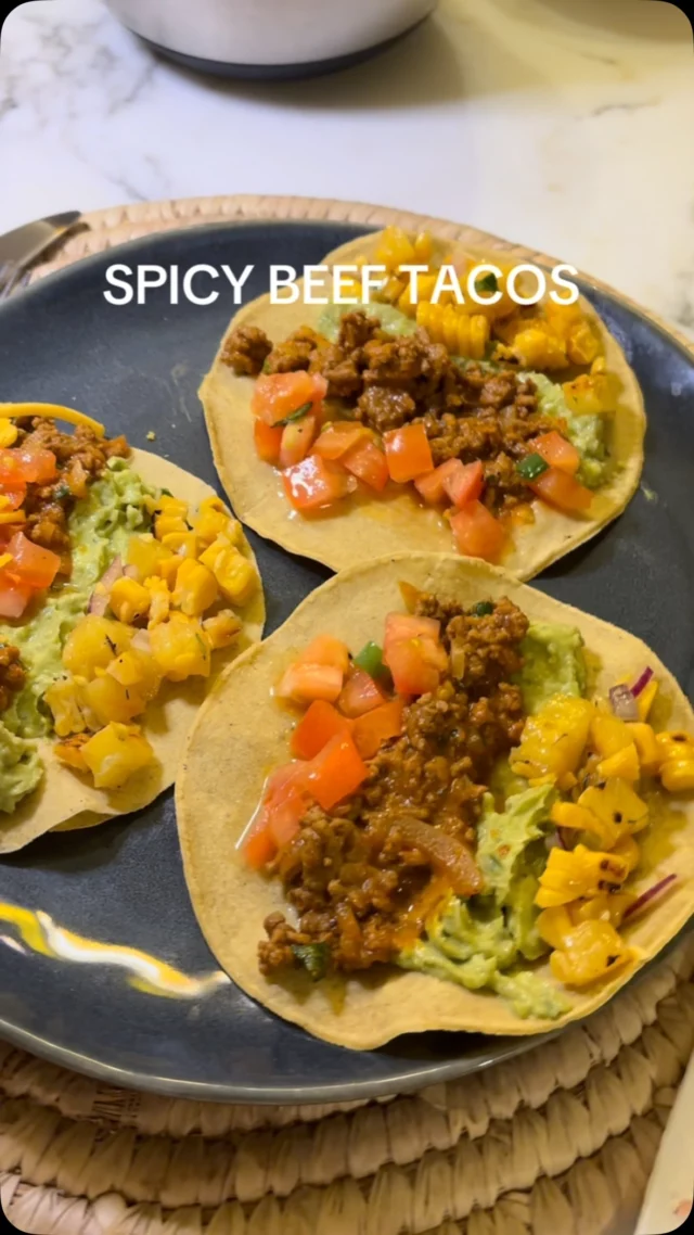 Tacos de bœuf épicé, salade d’ananas et de maïs grillé, salsa de tomates, guacamole, cheddar #homemadefood #waterloo #kamado #cookingvlog #dinnerideas #tacos