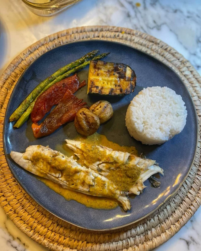 Daurade grillée au kamado, sauce à l’africaine, légumes grillés et riz blanc #homemadefood