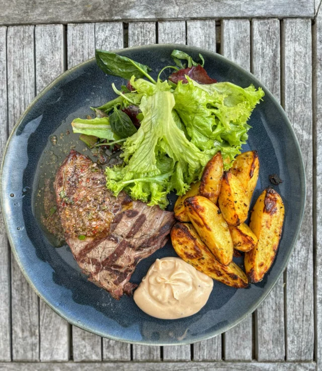Steak grillé au Kamado, sauce chimichurri, pommes de terres rôties, salade #kamado #homemadefood #waterloo