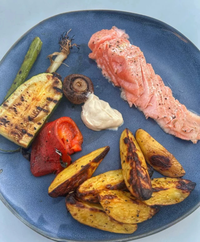 Saumon mi-cuit, fumé sur sa planche, légumes grillés, pommes de terre rôties #kamado #homemadefood #waterloo