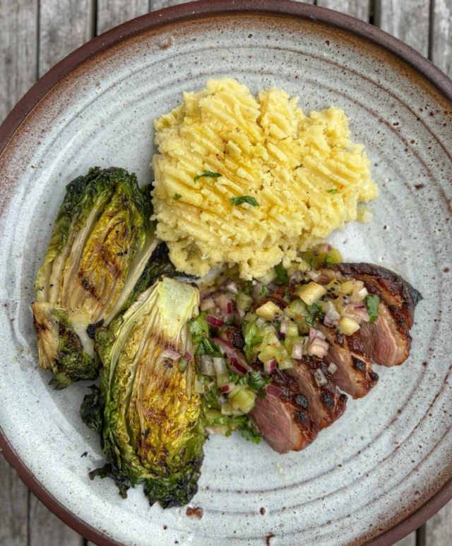 Magret de canard grillé au kamado, salsa de kiwi, purée, sucrine grillée #kamado
