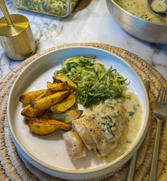 Poulet à l’estragon, tagliatelles de courgettes, pommes de terres rôties