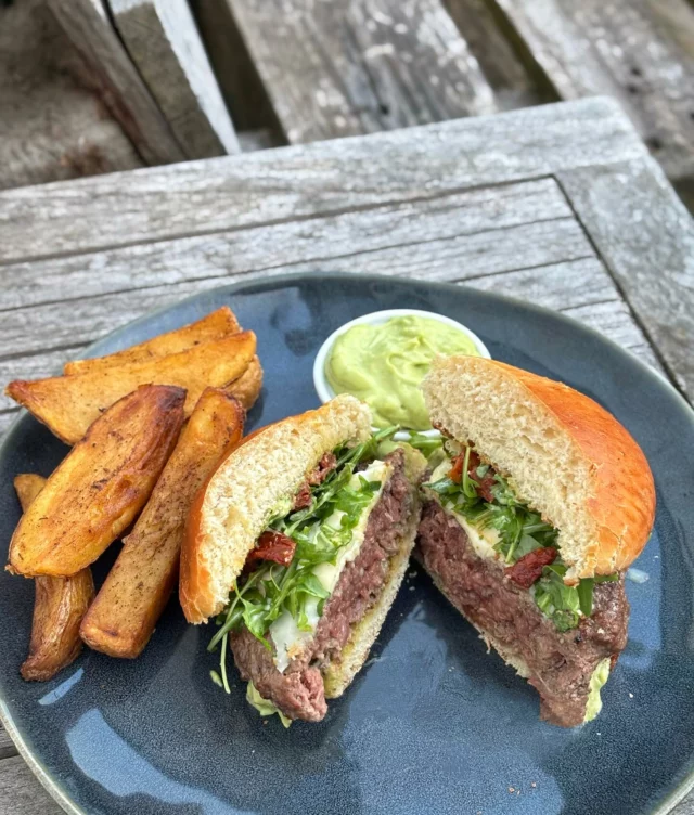 Black Angus burger (200gr) grillé au Kamado, pain maison, sauce au pesto, tomates séchées,
roquette, parmesan et mozzarella, country patatoes #burger #kamado