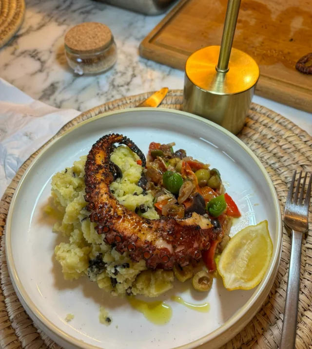 Patte de poulpe grillée au kamado, écrasé de pommes de terre aux olives, caponata #poulpe #kamado