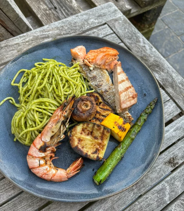 Mixed grill de la mer, légumes grillés, pâtes au pesto #seagrill #kamado #homemadefood