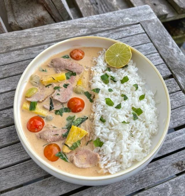 Canard au curry rouge et lait de coco, ananas, tomates cerises, raisins, riz blanc #homemadefood