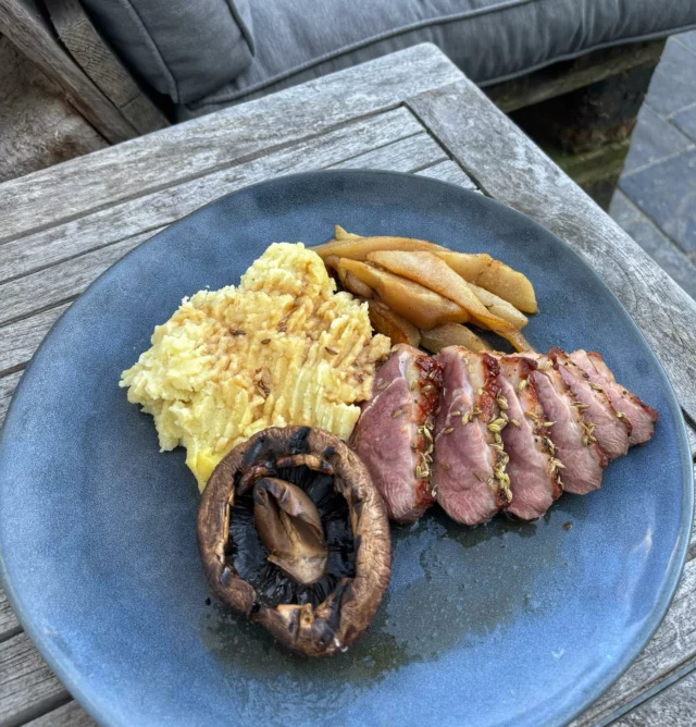 Magret de canard aux poires et au saké, champignons portobello, purée