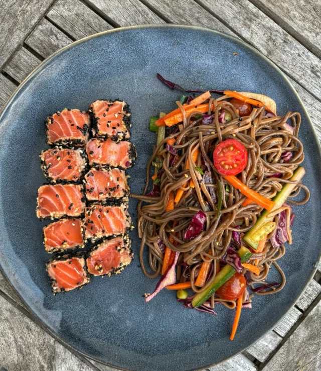 Tataki de saumon au sésame, salade de nouilles soba aux légumes croquants #tataki #homemadefood
