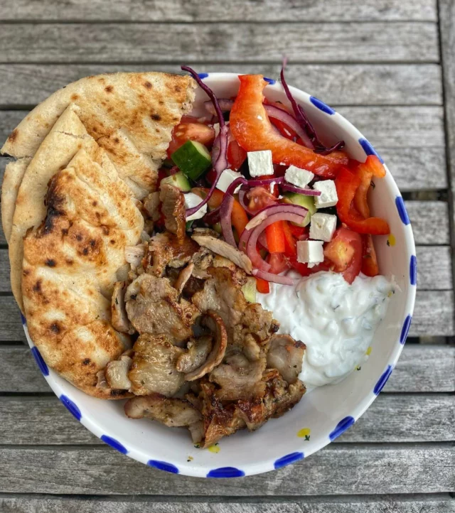 Gyros de porc, pain pita, tzatziki, salade grecque #gyros #tzatziki #homemadefood