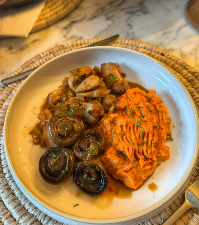 Poulet sauce teriyaki, poireaux, champignons, purée de patates douces au miso et gingembre