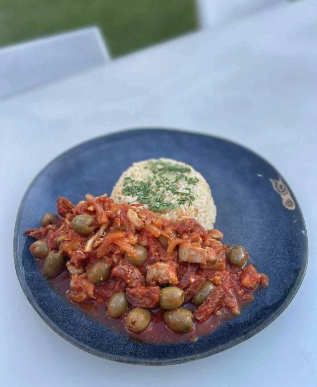 Poulet aux olives et au chorizo, tomates, riz pilaf
