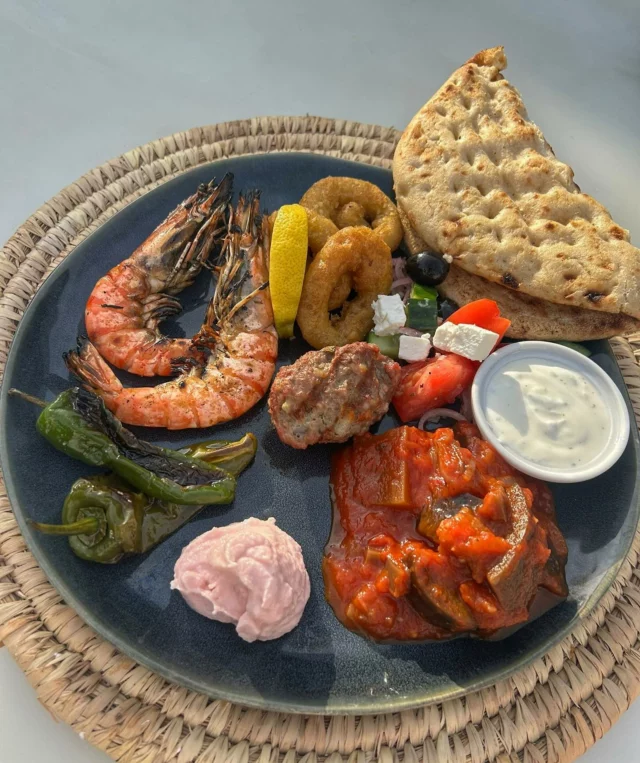Mezze :
Calamars frits, keftas, gambas grillées, tzatziki, salade grecque, tarama, Padrón, salade d’aubergines tomatée, pain pita