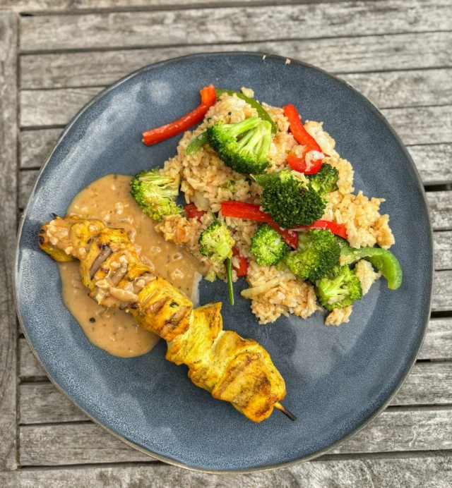 Brochette de poulet, sauce cacahuète, riz sauté aux légumes #kamado #homemadefood