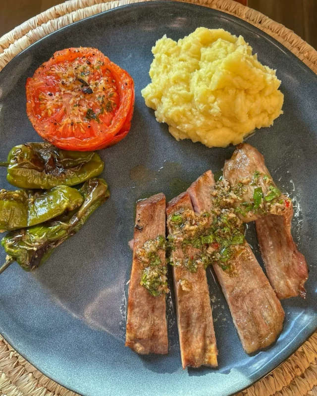 Porc ibérique, purée de pommes de terre fumée, padrón, tomate au four, sauce chimichurri