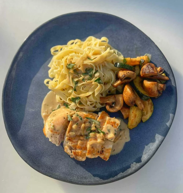 Poulet à l’estragon, tagliatelles, courgettes, champignons