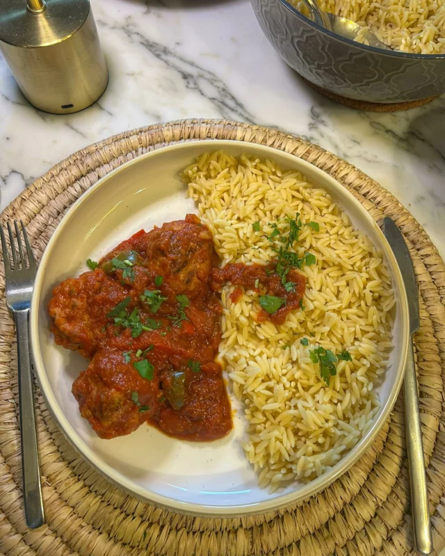 Boulettes à l’orientale, aux poivrons, pâtes grecques