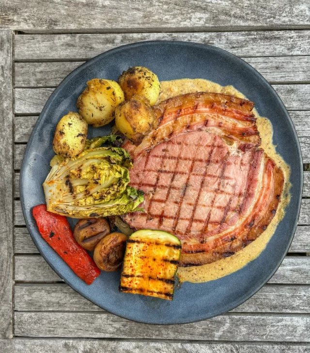 Porchetta grillée, sauce à la moutarde, pommes de terre rôties, légumes grillés #porchetta #kamado