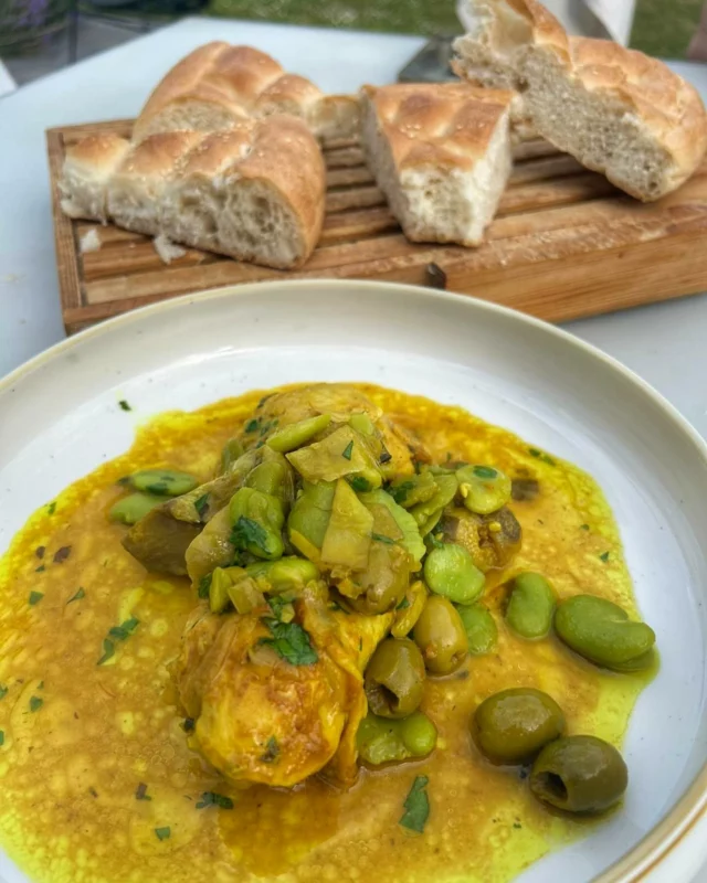 Tajine de poulet aux olives et citrons confit, fèves, artichauts, pain marrocain #tajine #waterloo #homemadefood
