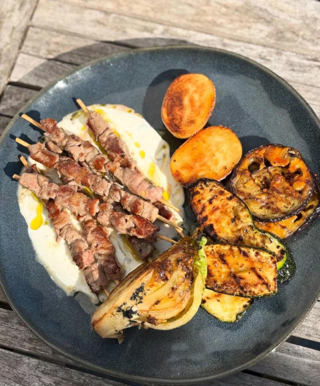 Arrosticinis d’agneau, pommes de terres rôties, légumes grillés, sauce au yaourt