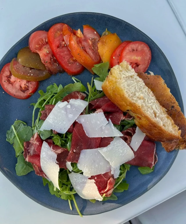 Carpaccio de Holstein maturé, roquette, parmesan, tomates