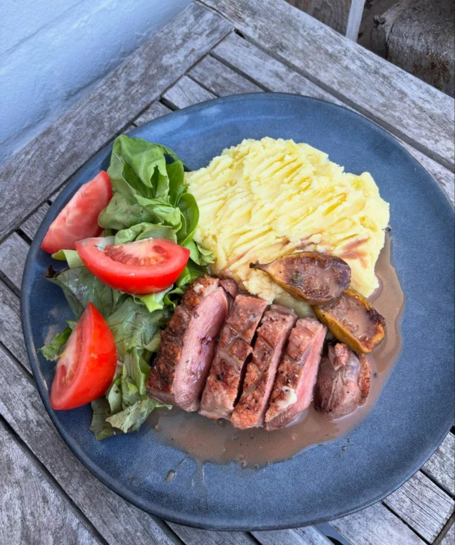 Magret de canard rôti au kamado, figues rôties, salade, sauce au miel et porto, purée