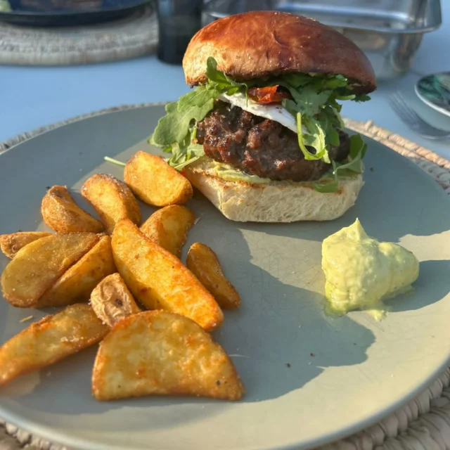 Burger du moment : Black Angus burger (200gr) grillé au kamado, pain bun maison, sauce au pesto, tomates séchées, roquette, parmesan et mozzarella, country potatoes #homemadefood #burger #kamadojoe