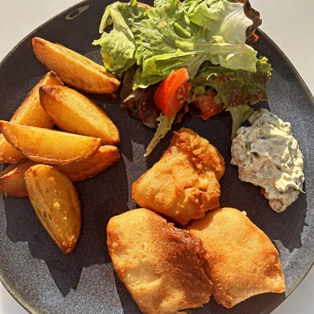Fish & chips, salade, sauce tartare #homemadefood #fishandchips🐟🍟 #platsaemporter