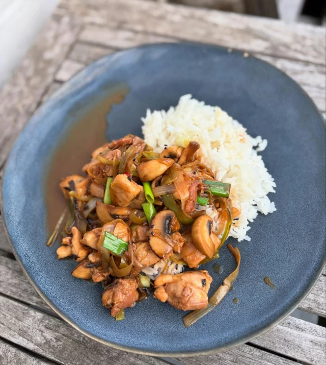 Poulet teryaki, poireaux, champignons, riz