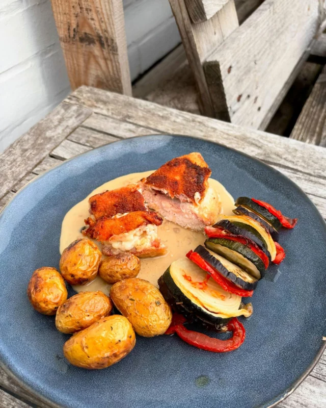 Cordon bleu, pommes de terre grenaille rôties, tian de légumes
