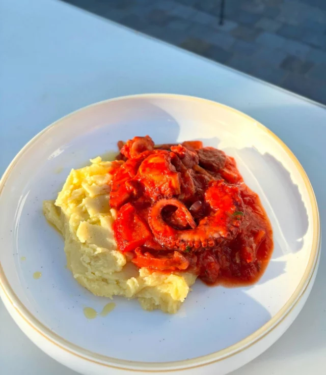 Cocotte de poulpe à la tomate et au chorizo, purée de pommes de terre fumée