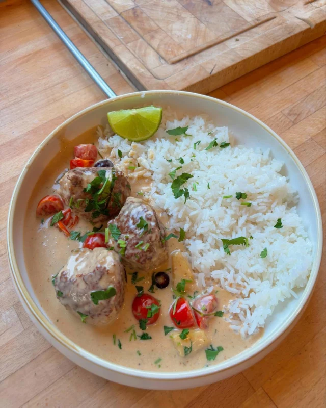 Boulettes de poulet au curry rouge, tomates cerises, ananas, raisins, riz blanc