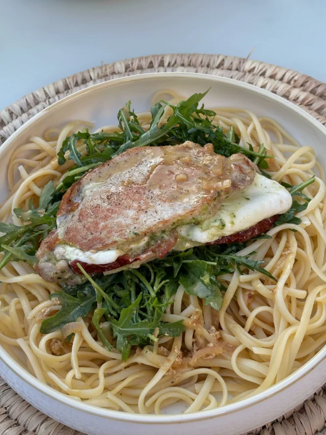 Sautés de porc tarcis à la mozzarella, au pesto et tomates séchées, linguinis, roquette