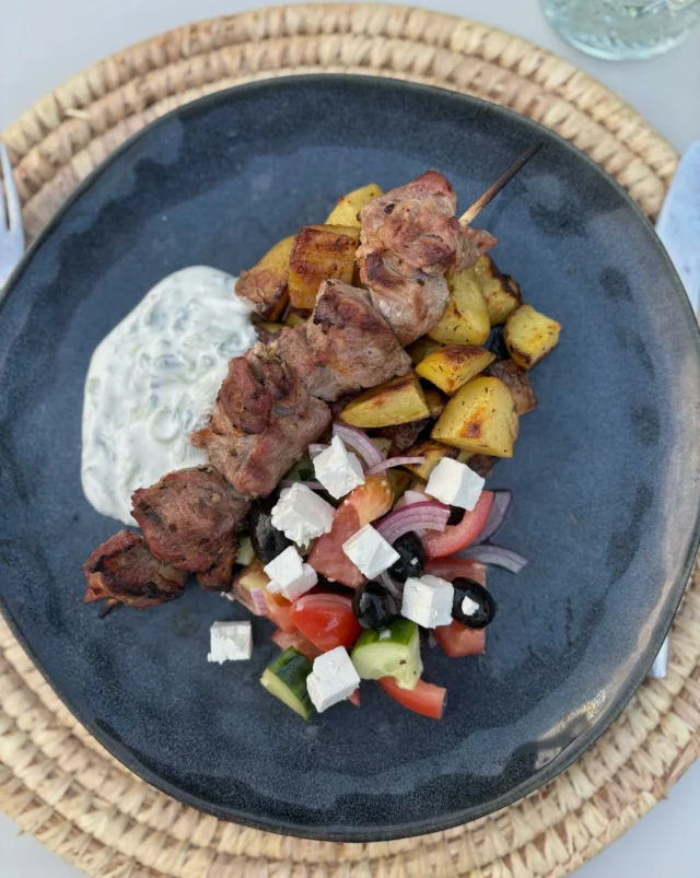 Souvlakis de porc, tzatziki, salade grecque, pommes de terre rôties