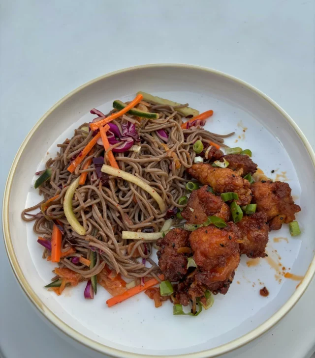 Poulet frit coréen, salade de nouilles soba aux légumes croquants